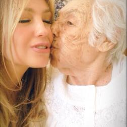 Thalia con su abuela